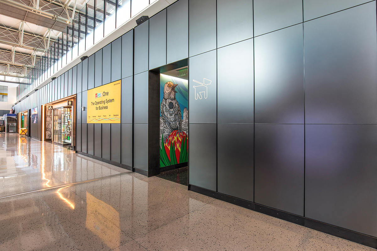 FSRT644 Фрагмент системы выравнивания стен с панелями из стекла vivispectra vektr с индивидуальной прослойкой, показанной в конфигурации отражения с отделкой pearlex + и выступающими ребрами из нержавеющей стали Forms-surfaces  - Вид №8