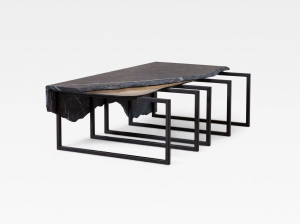 Журнальный столик из черного мрамора Marquina и латуни