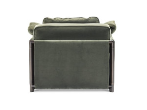 Бархатное кресло с подлокотниками