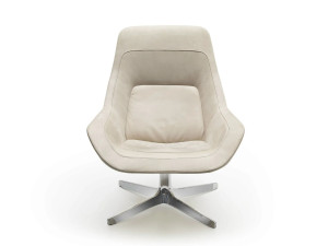 Кожаное кресло с высокой спинкой