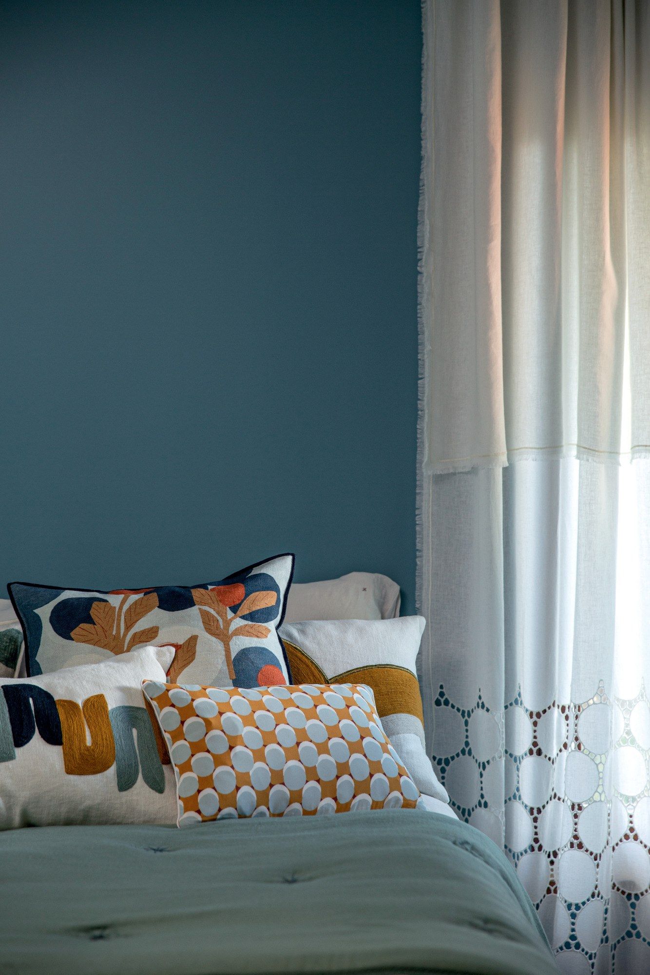 Прямоугольная шелковая подушка с геометрическим рисунком Élitis TWIST ARCH-00130599 - Вид №9