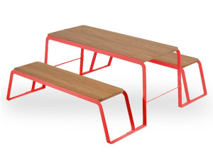 Цельный деревянный цельный стол со встроенными скамейками