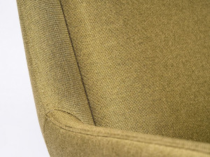 Тканевое кресло с подлокотниками