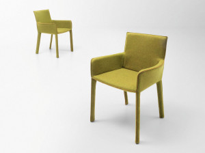 Тканевый стул с подлокотниками