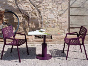 Квадратный стол из фаянса и нержавеющей стали