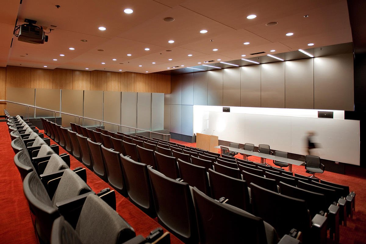 FSRT680 Система облицовки стен Levele с плавающими панелями и индивидуальными угловыми деталями из плавленого нейзильбера с льняной отделкой в ​​техасском страховании жизни, уэйко, техас Forms-surfaces  - Вид №24