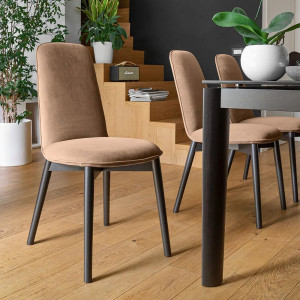 Тканевый мягкий стул с деревянными ножками