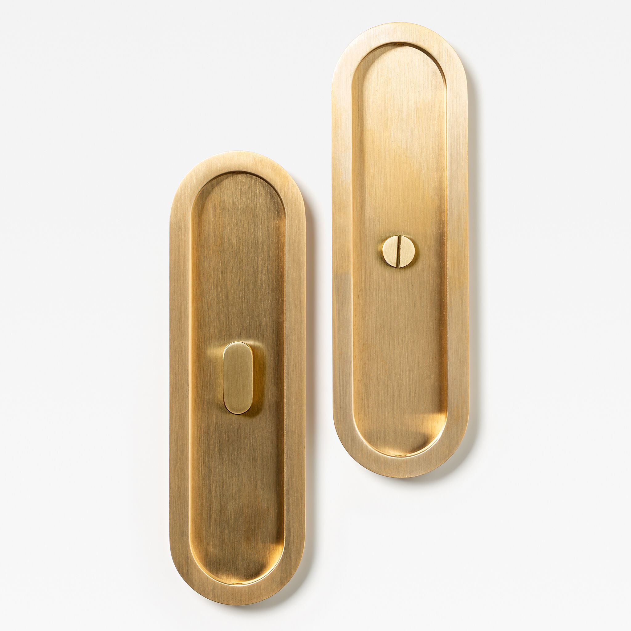Латунная утопленная ручка Lo & Co Interiors Flush Pull ARCH-00130591 - Вид №12
