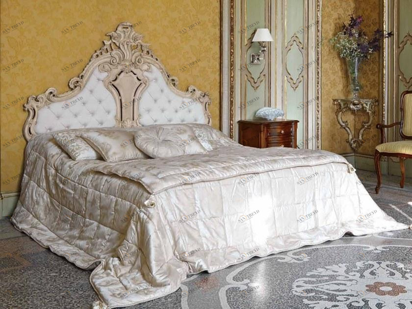 Arnaboldi Interiors Двуспальная кровать из шелка с тафтинговым изголовьем Louis xv sun-id-1399416