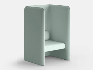 Тканевое кресло с высокой спинкой