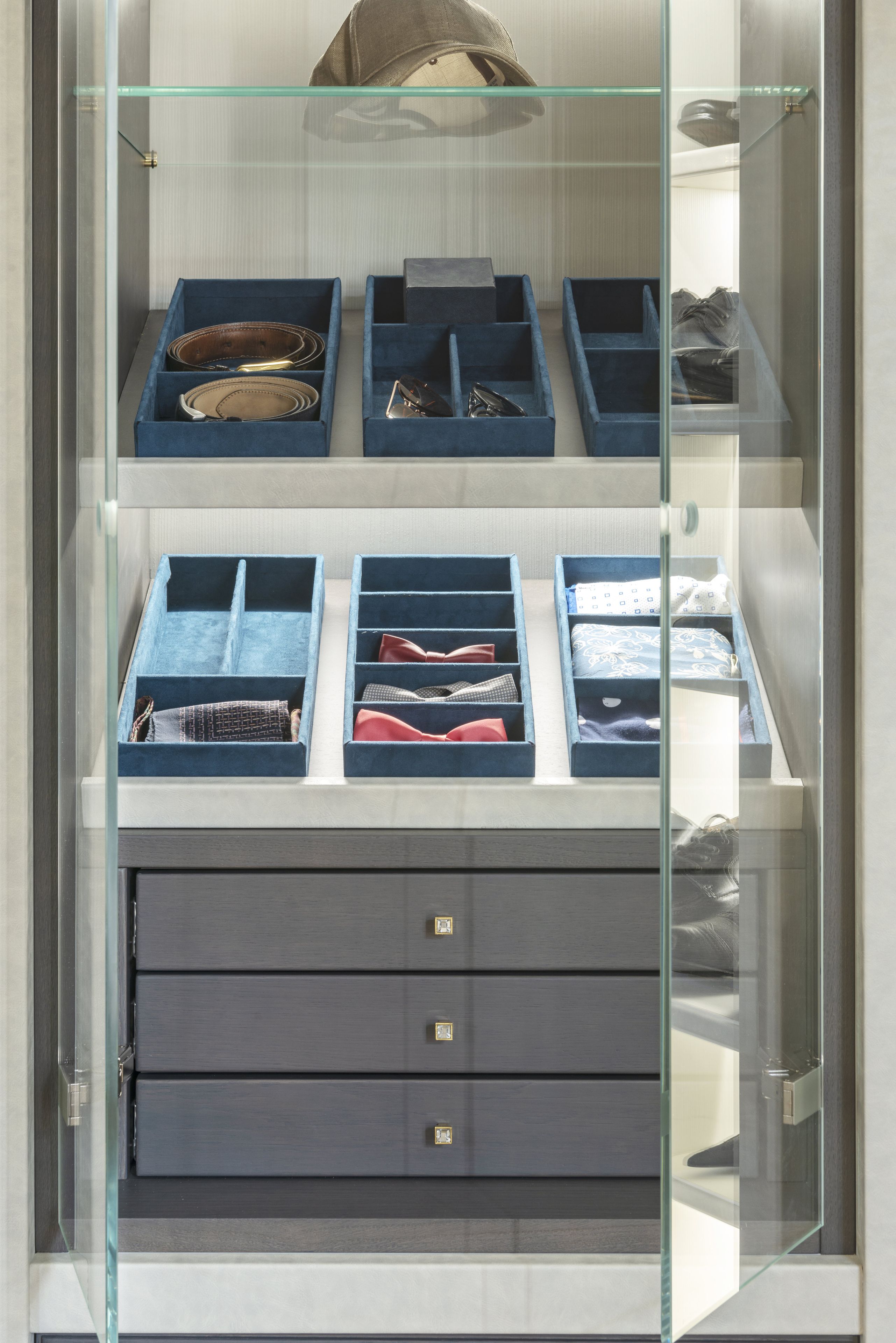 Шкаф из дуба со встроенным освещением на заказ Martini Interiors сущность ARCH-00105014 - Вид №2