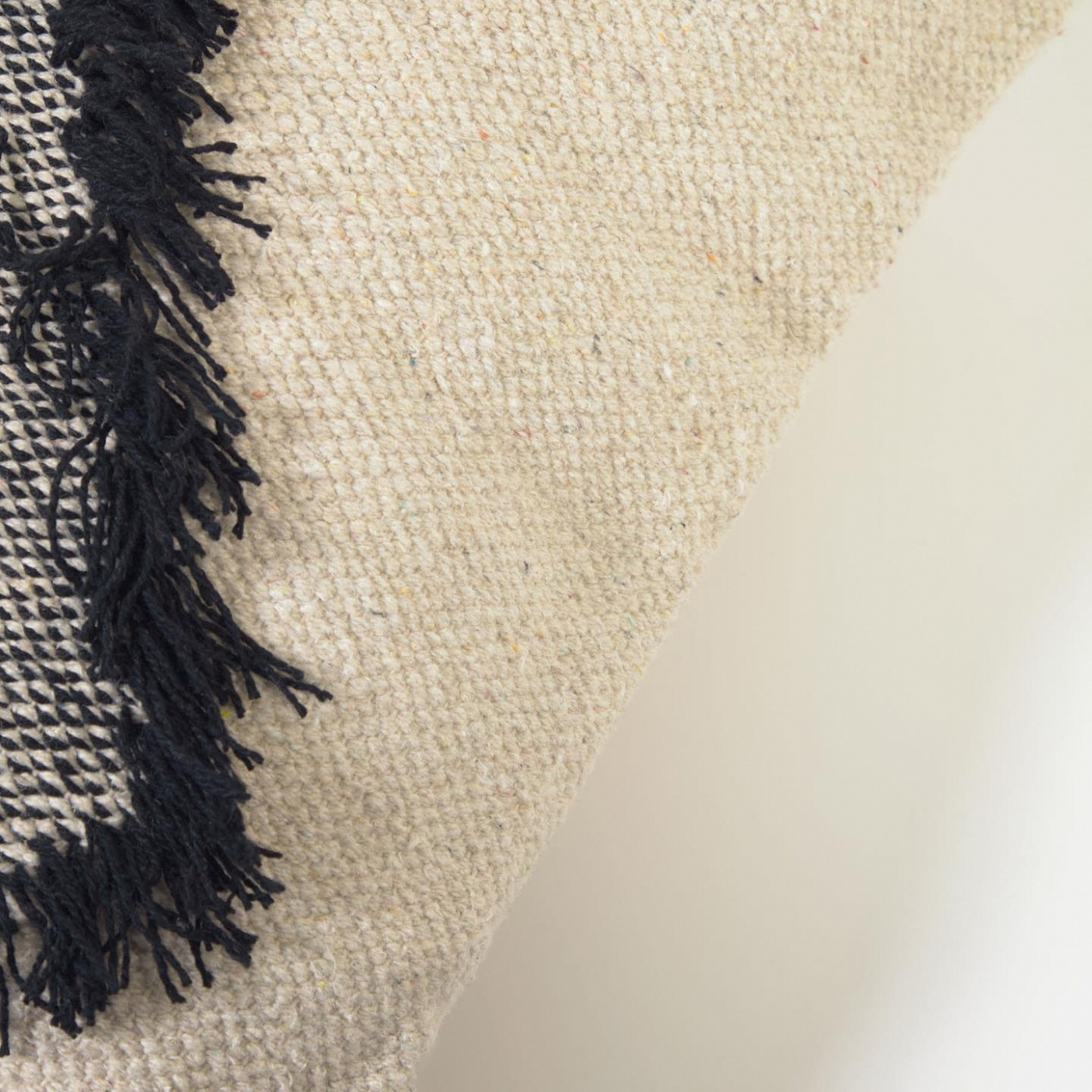 108093 Наволочка из 100% хлопка с черно-белой бахромой 45 x 45 см La Forma Margarite 