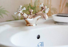 Gentry Home Смеситель для раковины от центра к центру 2 отверстия под смеситель 200 мм Chelsea Темный никель GH100876 - Вид №1